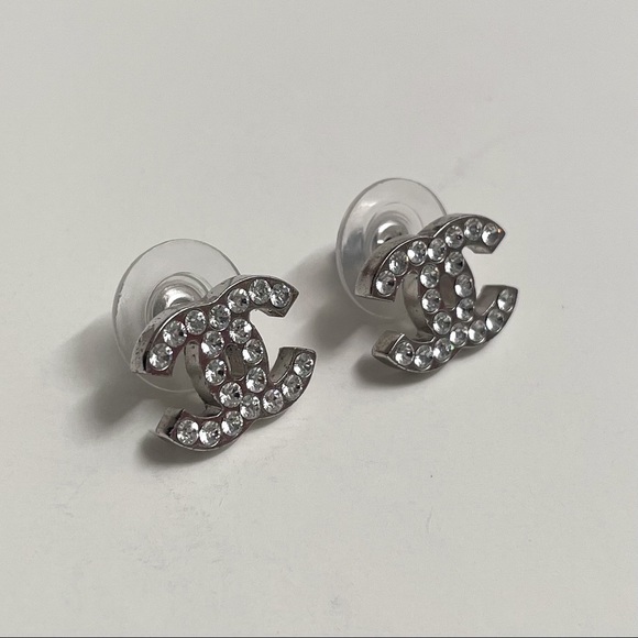 💥SOLD💥 CHANEL Classic Crystal CC Logo Earrings - Picture 3 of 8